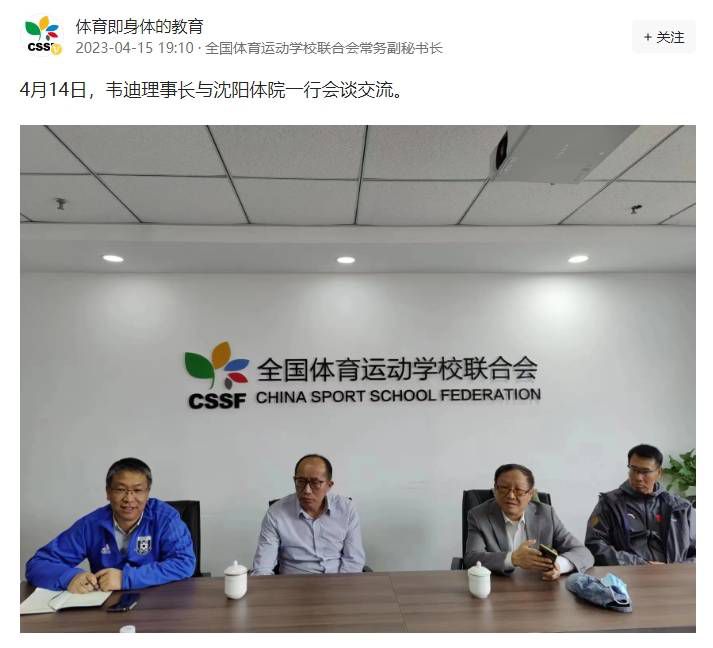 ‘砰一声摔在巷子墙根下。