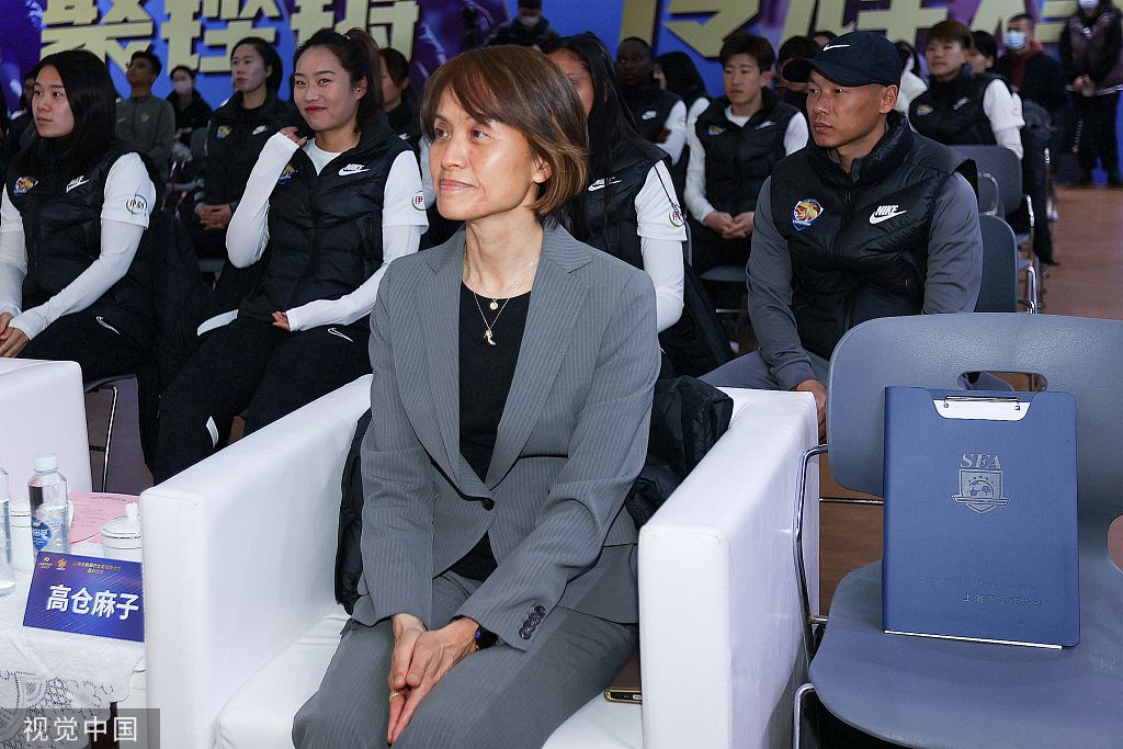 而在大浴场里，小白苏醒后知道了真相，他来到汤婆婆处，要求她解除附在千寻父母身上的魔咒，作为交换，他将亲自把汤婆婆的爱子宝宝带回。